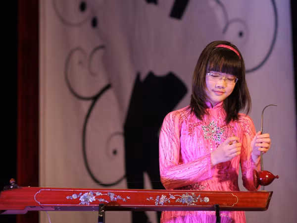 Nữ sinh Ams dùng đàn bầu tấu “The cup of life”