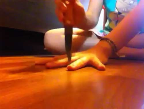 Lạnh sống lưng với clip cô gái chơi nhạc bằng dao