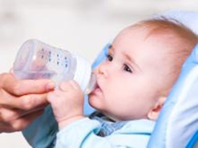Mẹ đã biết cách cho bé uống nước hợp lý?