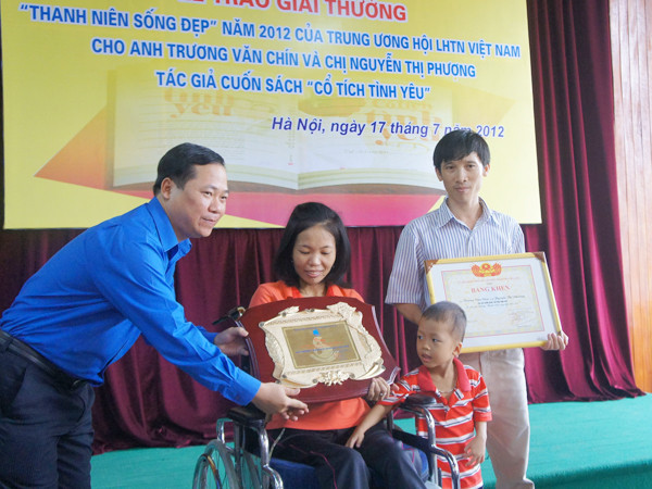 Trao giải 'Thanh niên sống đẹp' cho tác giả Cổ tích tình yêu