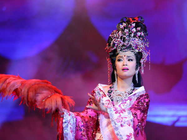 Em gái giàu có của Cẩm Ly diễn kịch, làm từ thiện