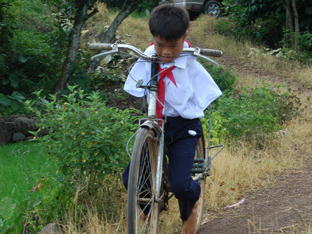 Cậu bé 'chim cánh cụt' biết ...bay