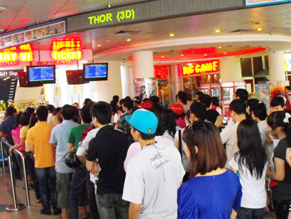 Toát mồ hôi xếp hàng, chen lấn xem phim ngày lễ 30-4