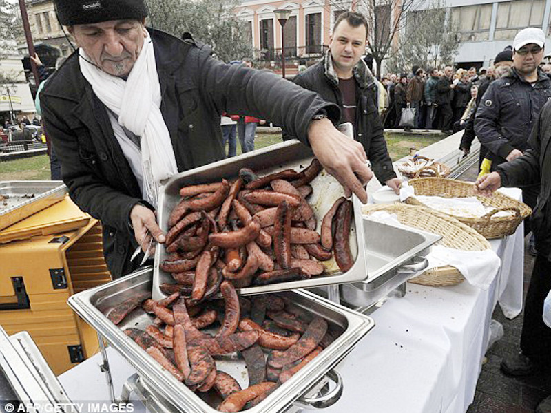 Xếp hàng dài chờ nhận xúc xích miễn phí tại trung tâm Athens