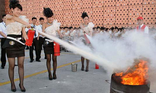 Váy ngắn, giày cao gót tập làm… lính cứu hỏa