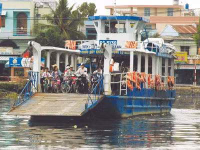 Đò ngang tại TPHCM: Áo phao có cũng như không