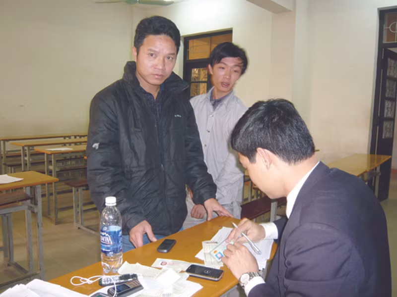 Nhiều lao động bị phát hiện vì mang điện thoại vào phòng thi và thi hộ Ảnh: Phong Cầm