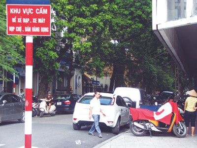 Đề xuất tăng phí sử dụng hè, lề đường trông giữ ô tô