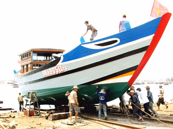 Phát triển đội tàu dịch vụ ở Hoàng Sa