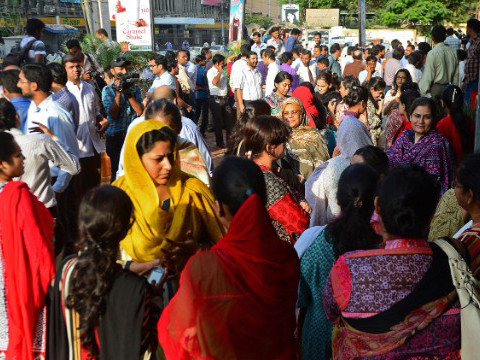 Người dân đổ ra đường khi có động đất ở Pakistan hôm qua, 24/9