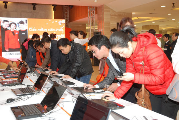 Khách hàng chen nhau 'săn vé giá rẻ'