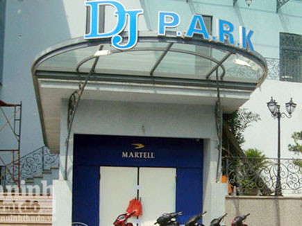 Tuồn súng vào quán bar, bắn gục bảo vệ