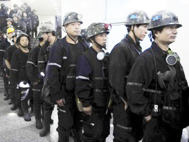 Sập mỏ than, bốn người chết, 50 người mắc kẹt