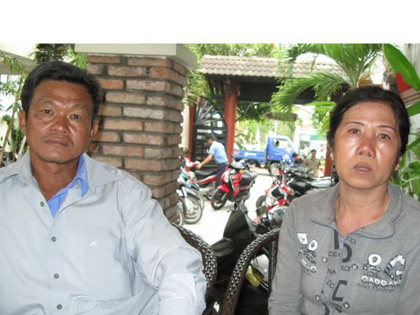 Vợ chồng ông Trần Văn Tâm và bà Nguyễn Thị Ngọc Ba ở xã Phú Hữu (An Phú, An Giang), từ tỷ phú cá tra nay đi làm mướn. Ảnh: Xuân Lương