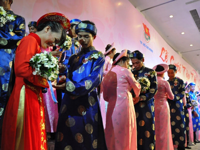 Đám cưới tập thể chào mừng Đại hội