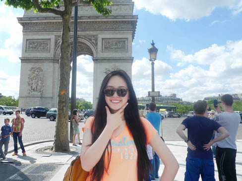 Mai Phương Thúy giản dị dạo chơi đường phố Paris