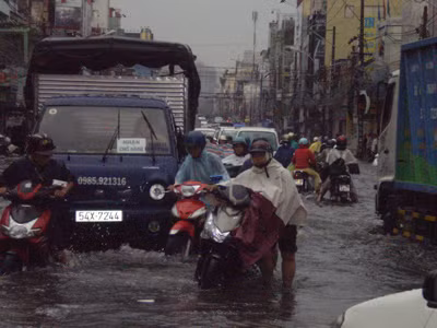 Mưa lớn, nhiều tuyến đường ngập nặng