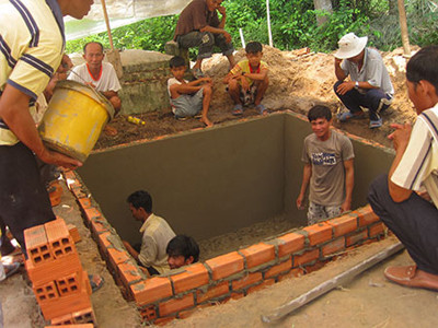 Kỳ lạ 'đám cưới' đôi nam nữ ôm nhau chết thảm