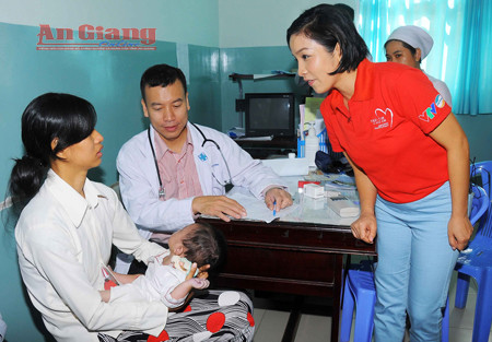 Mỹ Linh trong một chương trình Trái tim cho em tại An Giang