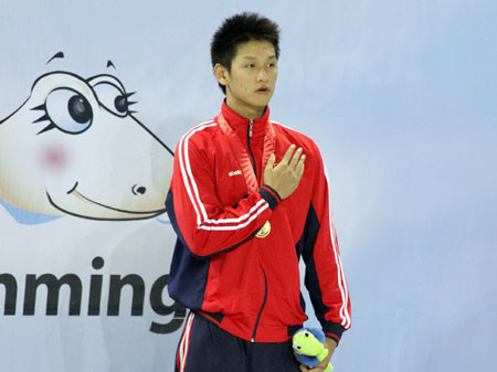 Hoàng Quý Phước cầm cờ cho Đoàn VN