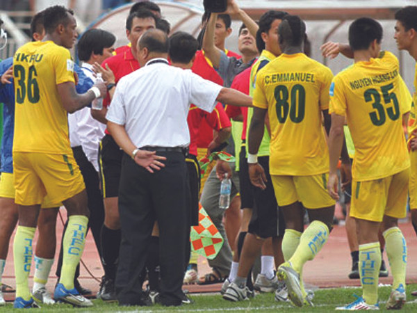 Trận đấu dừng… 10 phút!