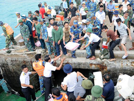 Quà Tết ra tới thị trấn Trường Sa