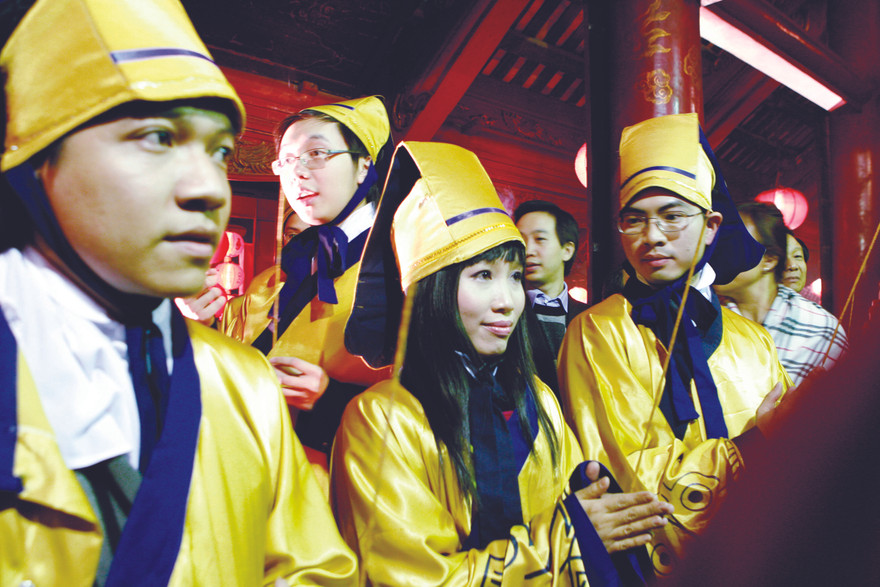 Du học sinh xuất sắc dâng hương tại Văn Miếu - Quốc Tử Giám. Ảnh: Hồng Vĩnh