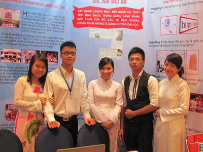 Nhóm sinh viên chống tham nhũng giảng đường