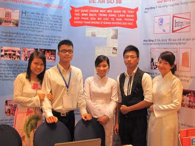 Nhóm sinh viên chống tham nhũng giảng đường