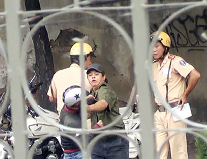 Clip: CSGT thản nhiên nhìn dân đánh lộn