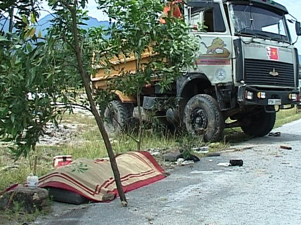 Ôtô gãy trục, lật nghiêng, đè chết tài xế