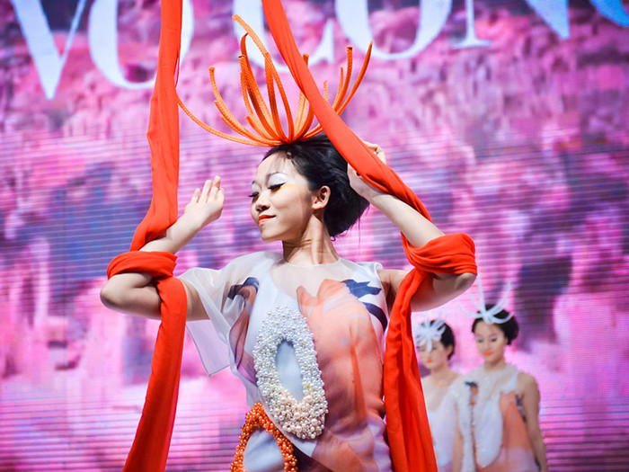 Dàn mẫu Việt hóa chim hồng hạc trên sàn catwalk