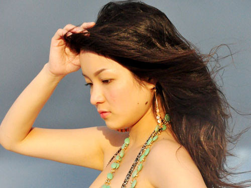 Thủy Top khoe vẻ duyên dáng trước biển