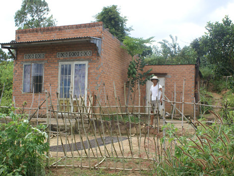 Chính quyền, công an chờ thuyết phục người cha biệt giam con gái