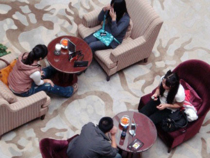 Nữ sinh Trung Quốc bán trứng ở 'chợ đen'