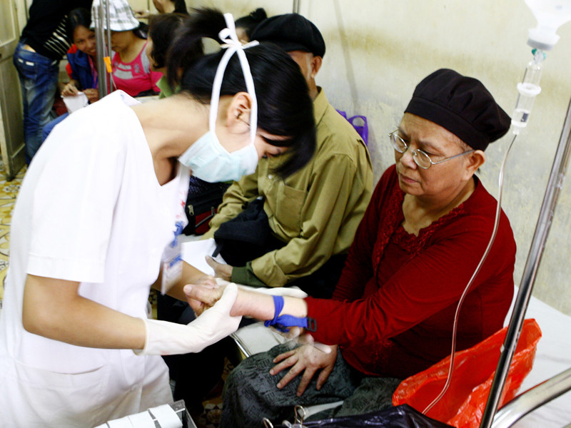 Bác sỹ có y đức sẽ không ép thêm bệnh cho bệnh nhân Ảnh: Hồng Vĩnh