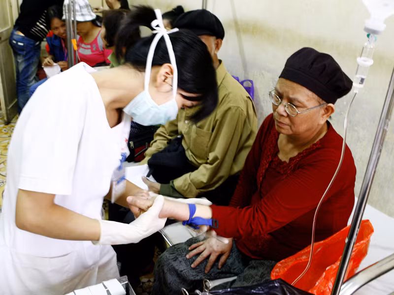 Bác sỹ có y đức sẽ không ép thêm bệnh cho bệnh nhân Ảnh: Hồng Vĩnh