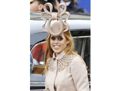 131.000 USD cho chiếc mũ hình bệ toilet