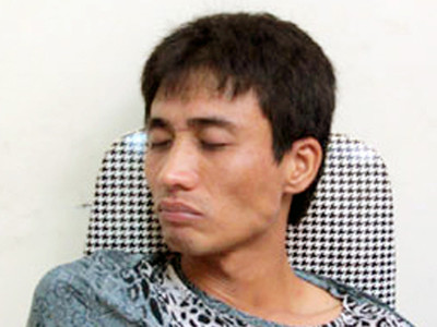 Ném mũ bảo hiểm vào cảnh sát hòng thoát thân