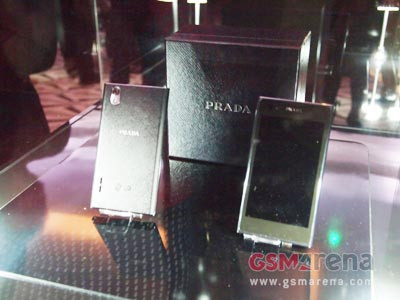 LG và Prada trình làng siêu phẩm thời trang