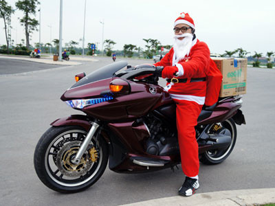 Ông già Noel Việt cưỡi 'xế khủng' phát quà miễn phí