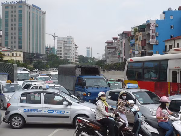 Hướng ra đường Giải Phóng bị bịt khiến nút Kim Liên tắc cứng sáng 8-6 Ảnh Tr.Đ