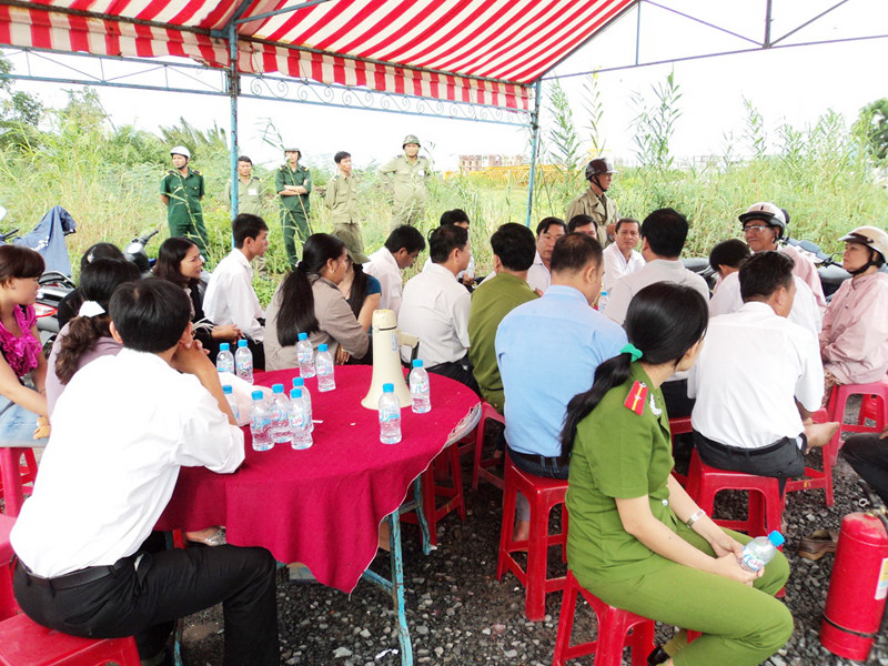 “Tổ bảo vệ thi công” ngày 10-8-2011 với đông đảo công an, dân phòng và đại diện ban ngành, khống chế vợ chồng ông Phúc Ảnh: Sáu Nghệ