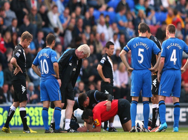 Trọng tài lĩnh ‘đòn hội đồng’