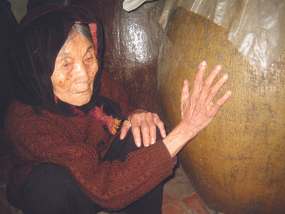 Cụ Tom sờ bên ngoài chum cũng có thể đoán được độ của rượu