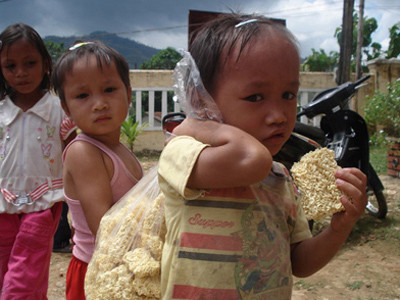 Trẻ em vùng lũ phải ăn mì tôm sống nhiều ngày liền