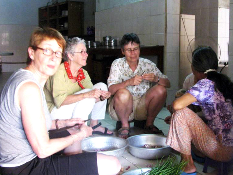 Du khách nước ngoài phụ nấu ăn cho người già, tàn tật tại Trung tâm xã hội