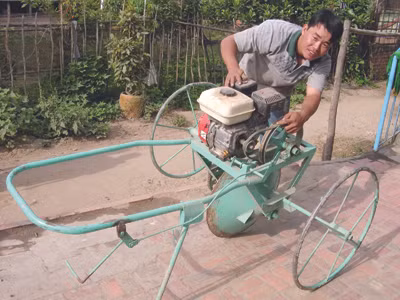 Anh Nguyễn Hoàng Phong học lớp 6 (Châu Phú, An Giang) sáng chế máy nông nghiệp năng suất bằng 75 người làm thủ công. Ảnh: Lê Hoàng Vũ