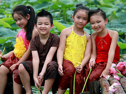 Dàn mẫu nhí hồn nhiên bên hoa Sen