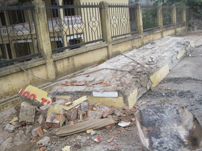 Cổng trường tiểu học sập, đè chết 4 người